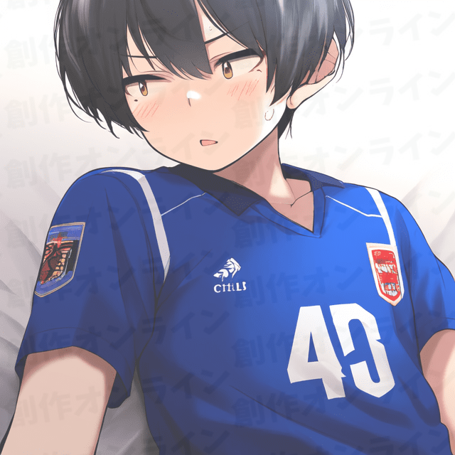 黒髪の、茶色い目をした、照れた表情をしている、青いサッカーユニフォームを着た少年、商用利用可能な画像